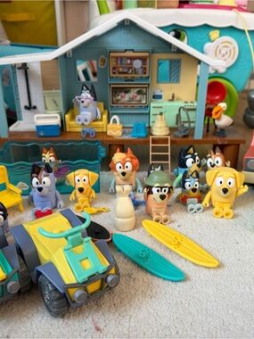 Bluey Figurine Playset with Yellow & Teal Accessories - Official Bluey